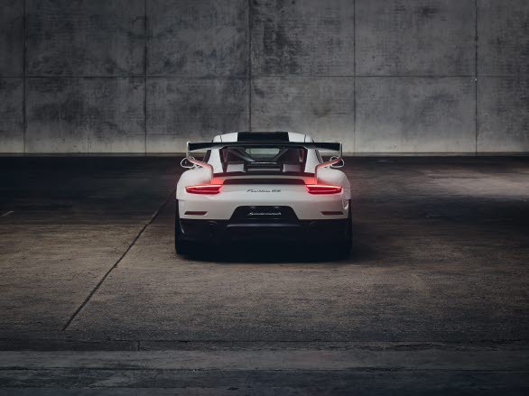 Den nya bakvingen med sina S-formade fästen inspirerades av 911 GT3 R Rennsport men är cirka fem centimeter högre på denna specialbyggda "Flachbau RS" och kan ställas in i tre olika lägen.