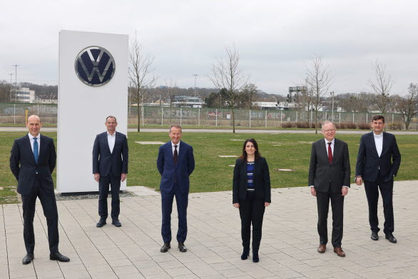 From vänster: Ralf Brandstätter (VD Volkswagen), Christian Vollmer (medlem i Volkswagens ledningsgrupp med ansvar för produktion), Herbert Diess (VD, Volkswagen-koncernen), Daniela Cavallo (ordförande företagsrådet),  Stephan Weil (ministerpresident Niedersachsen) och Gunnar Kilian (HR-chef).