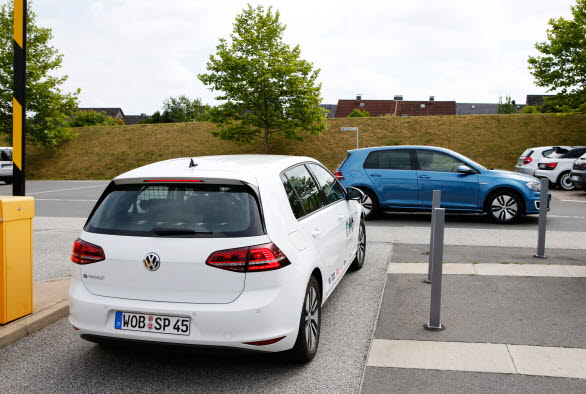 När föraren återvänder till P-huset för att hämta sin bil, kallar han fram den till den plats han lämnade den på via sin V-Charge-app. Bilen manövrerar sig själv fram till den bestämda upphämtningsplatsen, utan att föraren behöver sätta sin fot i P-huset. 