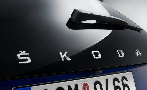 ŠKODA SCALA: Ett nytt namn för en ny, kompakt modell 
Förutom den senaste tekniken från dyrare klasser kommer ŠKODA SCALA också att vara ett bevis på ett vidareutvecklat designspråk från ŠKODA, som den första produktionsmodellen från ŠKODA i Europa med ”ŠKODA” utskrivet i bokstäver på bakluckan.