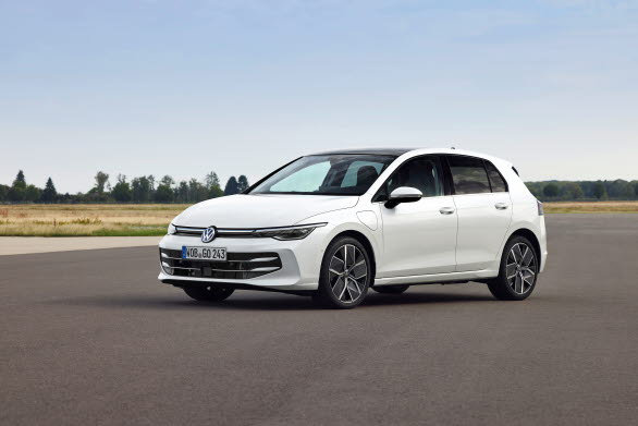 Nya Golf eHybrid med upp till cirka 100 km räckvidd på enbart el.