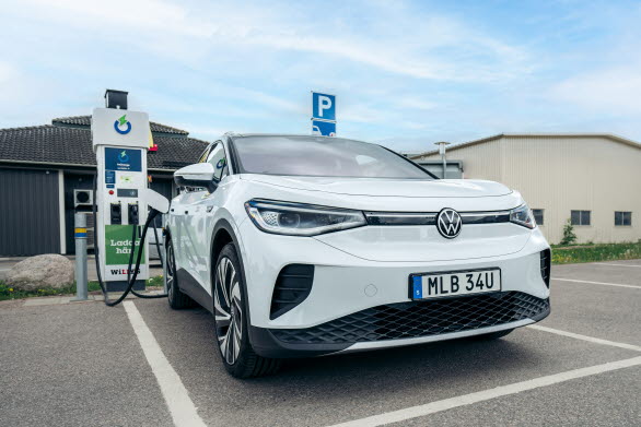 Sveriges populäraste elbil hittills i år, Volkswagen ID.4, vid en laddningsstation från Vattenfall InCharge. (Foto: Emmet Sparling)