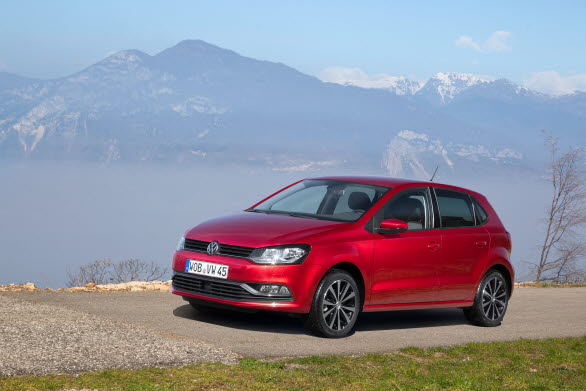 På den svenska marknaden erbjuds två bensinversioner (TSI 90 och TSI 110), samt två dieseldrivna alternativ (TDI BlueMotion och TDI 90). 
