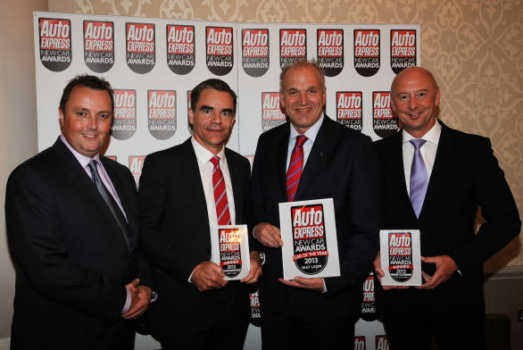 Från vänster till höger: Steve Fowler, chefredaktör på Auto Express i England, Neil Williamson, VD för SEAT i England, Jürgen Stackmann, SEAT:s globala VD och Josef Schelchshorn från SEAT.