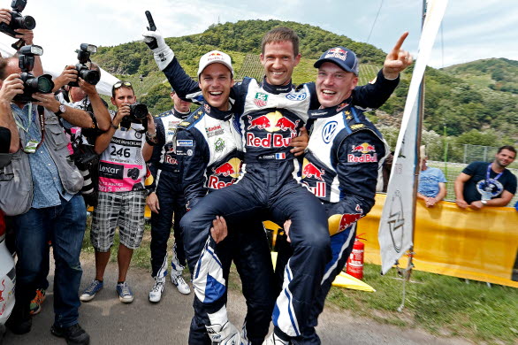 Andreas Mikkelsen och Jari-Matti Latvala hissar segraren i Rlly Germany Sébastien Ogier.