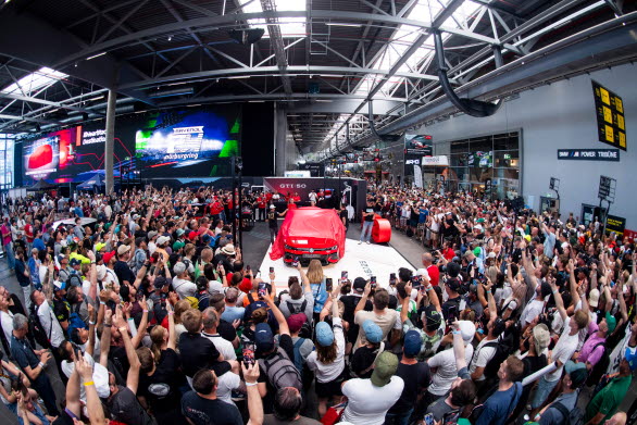 Tillbakablick från 2025: Jubileumsmodellen Golf GTI EDITION 50 presenterades på Ring-Boulevard på Nürburgring.
