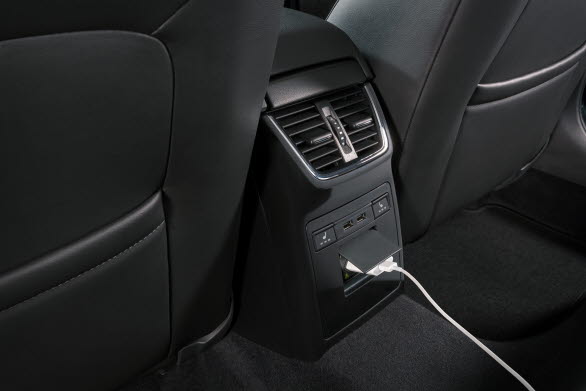 Inbyggt eluttag i baksätet