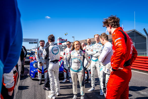 Isabell Rustad (mitten) gör inte bara sin första säsong i Porsche Carrera Cup Scandinavia, utan är dessutom den första kvinnliga föraren på 20 år som kör en hel säsong i mästerskapet.
