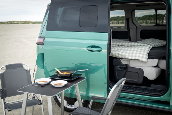 Två campingstolar och ett bord igår i God-natt-paketet