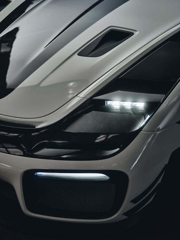 Istället för de vanliga runda strålkastarna har "Flachbau RS" ett strålkastarsystem bestående av tre smala LED-element placerade i flera nivåer ovanför varandra för helljus, halvljus och varselljus.