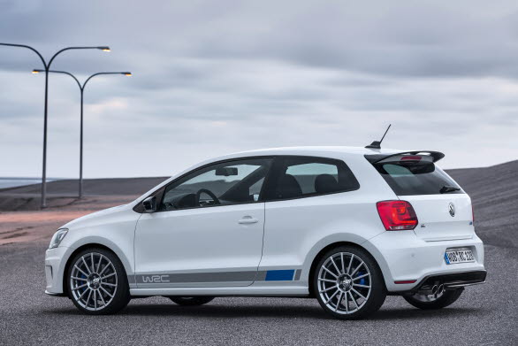 Gatversionen av Polo R WRC är tredörrars, framhjulsdriven, manuellt växlad och lackerad i Pure White med speciell WRC-dekor. 