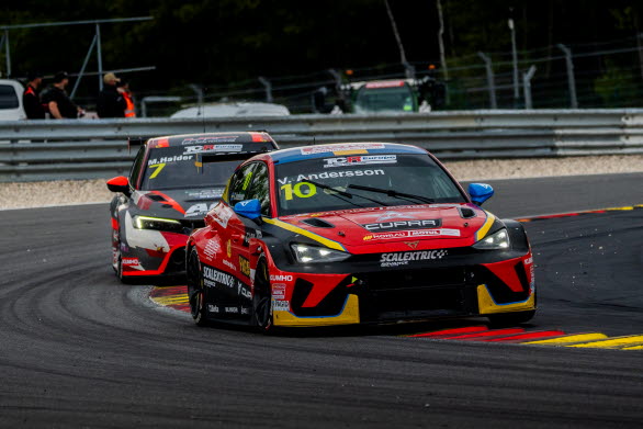 Viktor Andersson från Linköping i legendariska kurvan Bus Stop med CUPRA Leon VZ TCR på belgiska F1-banan Spa-Francorchamps.