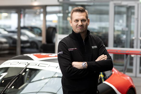 – Under de senaste framgångsrika åren i Porsche Carrera Cup Scandinavia har det varit fokus på förarna, de stora startfälten och de tuffa fighterna i mästerskapet, säger Raine Wermelin, direktör på Porsche Sverige. Vad som lätt glöms bort är att det är seriens duktiga team som skapar den professionella miljön som våra elitförare tävlar i.