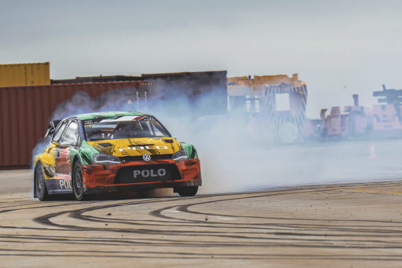 Johan Kristoffersson driftar med Polo.