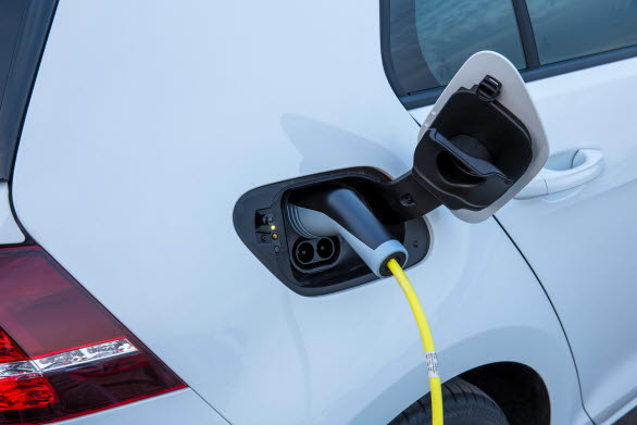 De snabbaste CCS-laddningsstationerna (likström) kortar ner den tid det tar att ladda upp batteriet i e-up! eller e-Golf från tomt till 80 procent av sin totala kapacitet till endast cirka en halvtimme. Både e-up! och e-Golf kan snabbladdas i standardutförande.