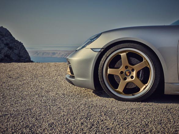 Porsche Boxster 25 years får modellspecifika 20"-fälgar i färgkombinationen Silver/Neodyme.