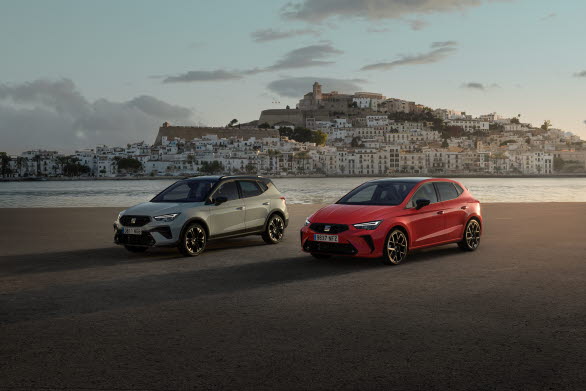 Nya SEAT Ibiza och Arona med Ibiza stad i bakgrunden.