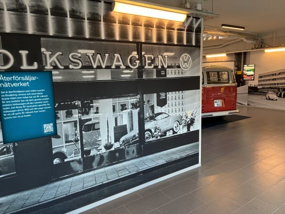 Den historiska utställningen består bland annat av fototapeter med ett unikt material som upphittats i företagets arkiv. Varje milstolpe har fått en ljuslåda med tillhörande filmsnutt. Allt material finns också utlagt på sajten vwgroup.se.