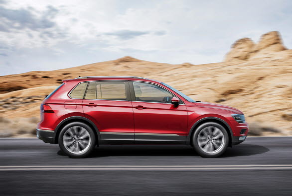 Dimensionerna och proportionerna skiljer sig från förra generationen – nya Tiguan är längre, bredare och lägre. 