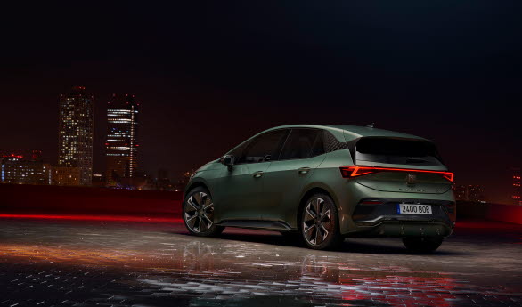 CUPRA Born VZ pressar prestandan till nya höjder med 240 kW (326 hk) / 545 Nm, som tar bilen från 0 till 100 km/h på endast 5,7 sekunder och erbjuder en topphastighet på 200 km/h.