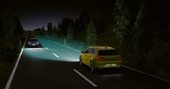 Nattetid förbättrar nya Golf säkerheten på vägen med sin interaktiva strålkastarteknik. IQ.LIGHT – LED matrix-strålkastare (tillval).