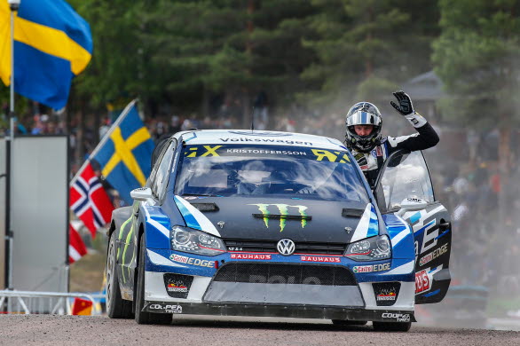 Johan Kristoffersson firar segern i Höljes 2017, den svenska deltävlingen i rallycross-VM.