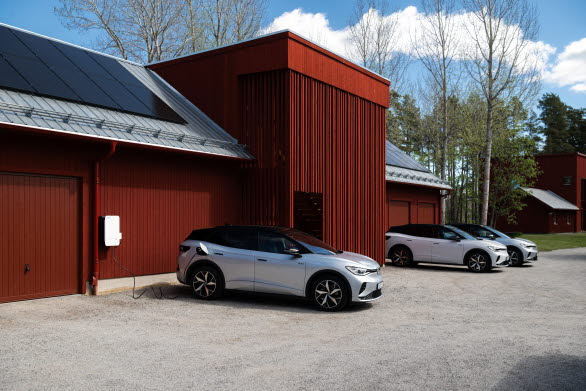 Elbilens batteri är en integrerad del av energisystemet i bostadsrättsföreningen Stenberg.