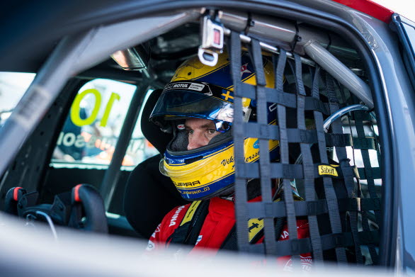 Viktor Andersson, 23, från Linköping, tävlar med CUPRA Leon VZ TCR.