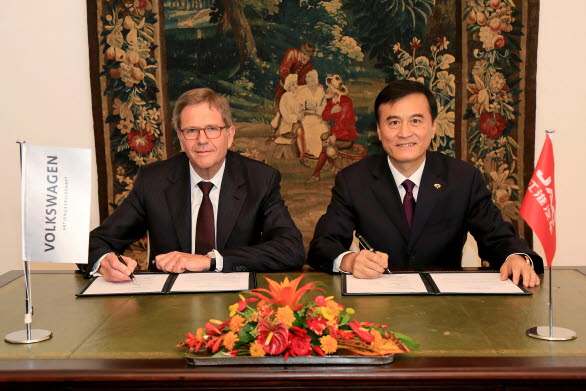 Jochem Heizmann och An Jin undertecknar ett samförståndsavtal om långsiktigt partnerskap för gemensam utveckling av innovativa batteridrivna elbilar i Kina.