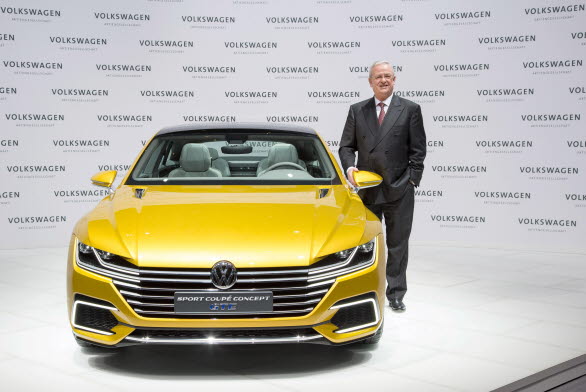 Volkswagens koncernchef Martin Winterkorn vid konceptbilen Sport Coupé Concept GTE - en sportig laddhybrid som presenterades på Genèvesalongen tidigare i mars.