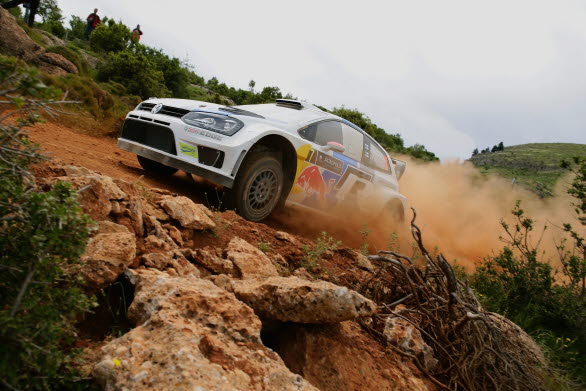 Akropolisrallyt anses vara det ultimata eldprovet i WRC. Tjock damm, höga temperaturer, grovt grus och stora stenar satte alla tre Polo R WRC och Volkswagen-personalen på svåra prov.