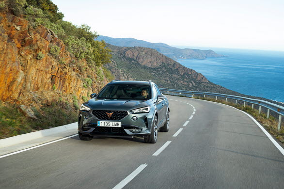 CUPRA Formentor e-HYBRID ligger närmare vägbanan, vilket ger bilen en sportigare och mer fokuserad look.