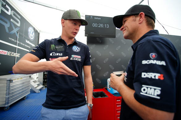 Johan Kristoffersson pratar strategi med chefen Petter Solberg.