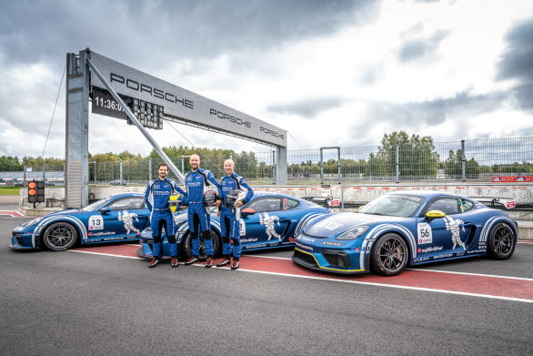 Säsongen 2022 bytte norske alpinlegenden Aksel Lund Svindel skidbackar mot racerbanor och körde som teamkamrat till Ingemar Stenmark och Prins Carl Philip i det framgångsrika enstypsmästerskapet Porsche Sprint Challenge Scandinavia.