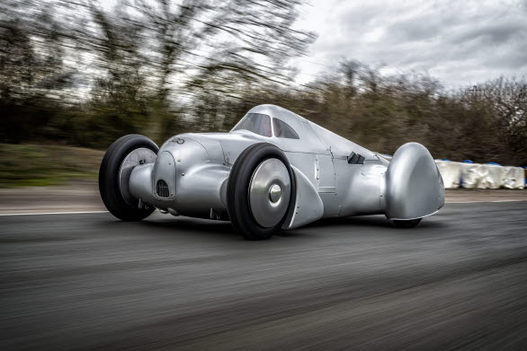 Auto Union Lucca körs för första gången offentligt under Goodwood Festival of Speed. Racingsedanen tillhör familjen Silverpilar och satte 1935 ett rekord för flygande start på en engelsk mil med en beräknad medelhastighet på 320,267 km/h.