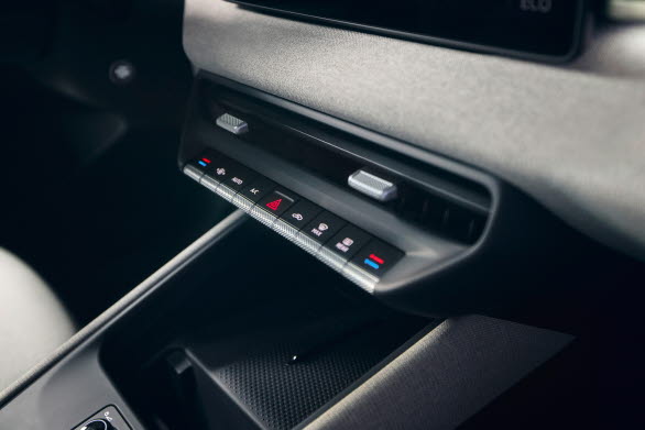 Centrala klimatfunktioner är separat integrerade i en list med lättåtkomliga knappar i mittkonsolen.