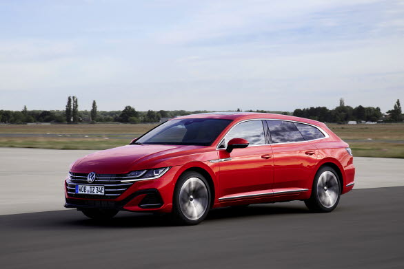 På ren eldrift når eHybrid-versionerna en räckvidd på upp till 59 km respektive 57 km.