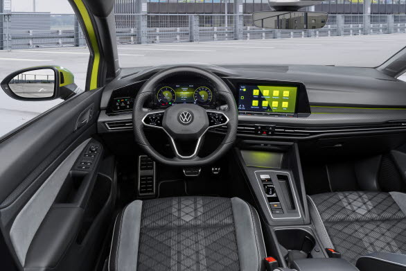 Alltid som standard i bilens interiör är Digital Cockpit Pro (digitala instrument).