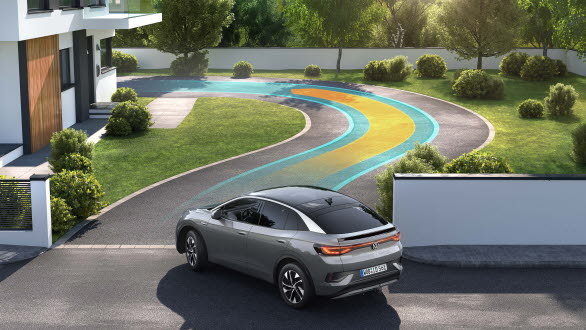 Med hjälp av "Park Assist Plus med minnesfunktion" kan bilen lära sig upp till fem olika parkeringsmanövrar.