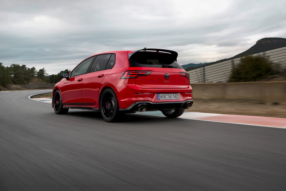 Med en effekt på 325 hk (239 kW) erbjuder Golf GTI EDITION 50 nu 25 hk (18 kW) mer effekt än Golf GTI Clubsport, som tidigare var den mest kraftfulla serietillverkade GTI:n.