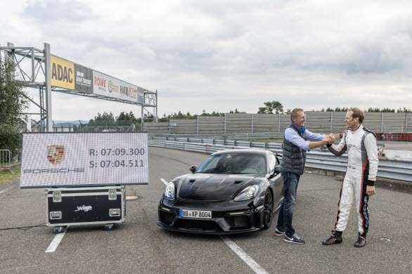 Andreas Preuninger, Director GT Model Line, gratulerar testföraren Jörg Bergmeister till varvtiden 
7:09.300 minuter på Nürburgrings Nordslinga.