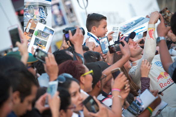 Entusiastiska rallyfantaster på bild med Sébastien Ogier.