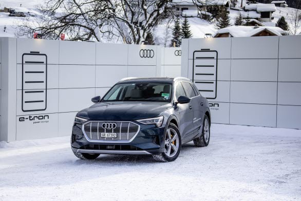 Audi e-tron laddas vid megapowerbank byggd av återvunna batterier