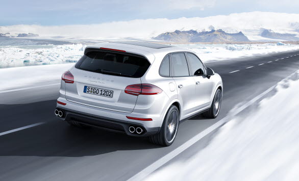 Porsche Cayenne Turbo S får extra kraft sedan turboaggregaten integrerats i grenrören. 