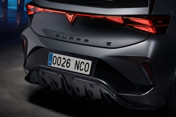 Nya CUPRA Born. Nydesignade stötfångare fram och bak, trekantiga Matrix LED-strålkastare och en belyst logotyp bak integrerad i 3D-bakljuset.