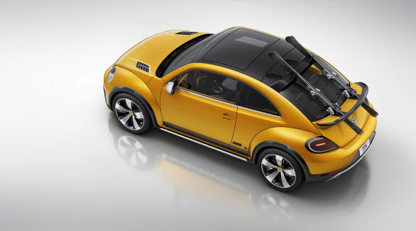 Beetle Dune passar utmärkt även för vintersport under den kalla tiden av året. Formgivarna har låtit spänna fast ett par skidor på bakpartiet på denna Beetle, precis som på den legendariska ”Folkabubblan” från förr 