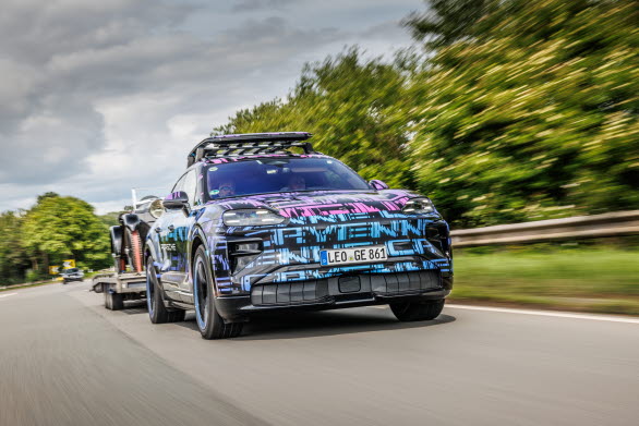 Den brittiska TV-presentatören Richard Hammond använde den kamouflerade prototypen av Porsche Cayenne Electric för att transportera en mer än 100 år gammal och över två ton tung klassiker från sin verkstad i Hereford till sitt garage.