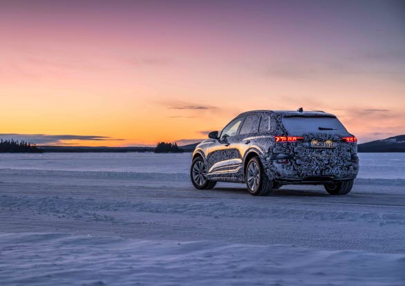 Produktionsnära Audi Q6 e-tron på tester i norr