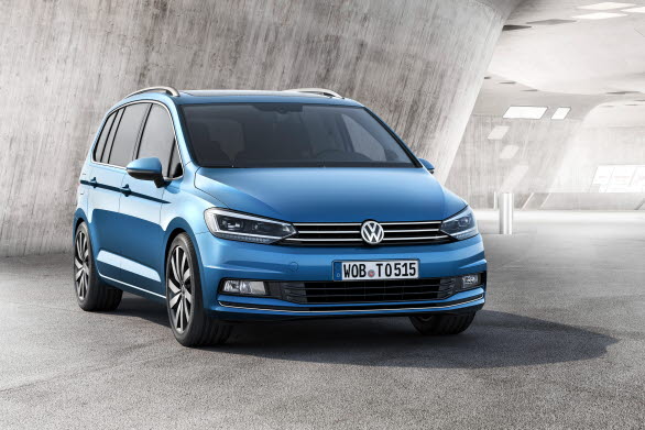 Nya Touran är den första MPV som är byggd med den av Volkswagen framtagna modulära MQB-plattformen. Den ger många konstruktionsmässiga och konceptionella fördelar. Ta till exempel de märkbart kraftfullare proportionerna utvändigt med en påfallande lång hjulbas, mycket korta överhäng och det därigenom banbrytande utnyttjandet av utrymmet.