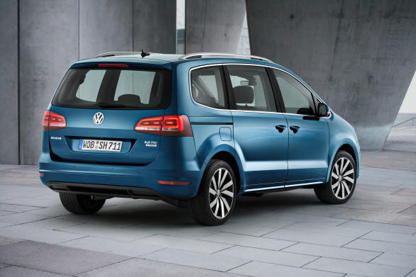 Exteriören på Sharan har förfinats med exempelvis nya LED-baklyktor, ett nytt fälgutbud med bland annat med de nya 16"-lättmetallfälgarna ”Jakarta” samt de två nya karossfärgerna ”Hudson Bay Blue Metallic” och ”Crimson Red Metallic”.